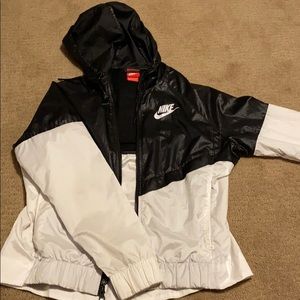 Nike women’s windbreaker zip up jacket with hood